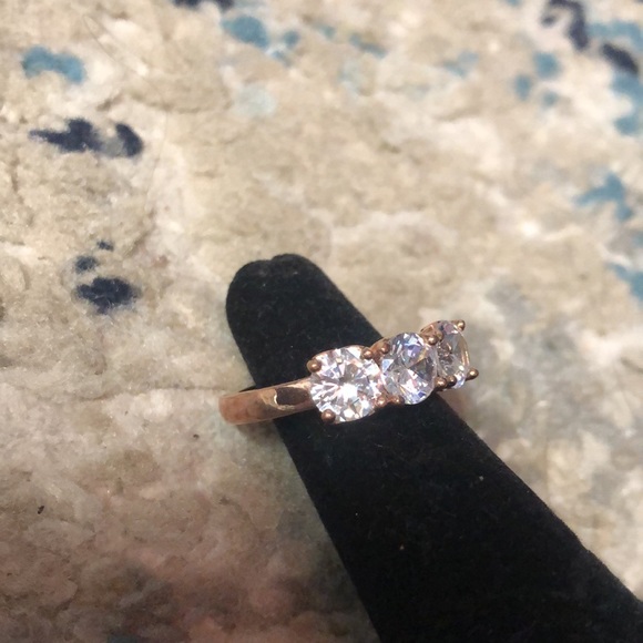 Rose Gold White topaz 3 Stone ♡ Setting Ring - Picture 4 of 5